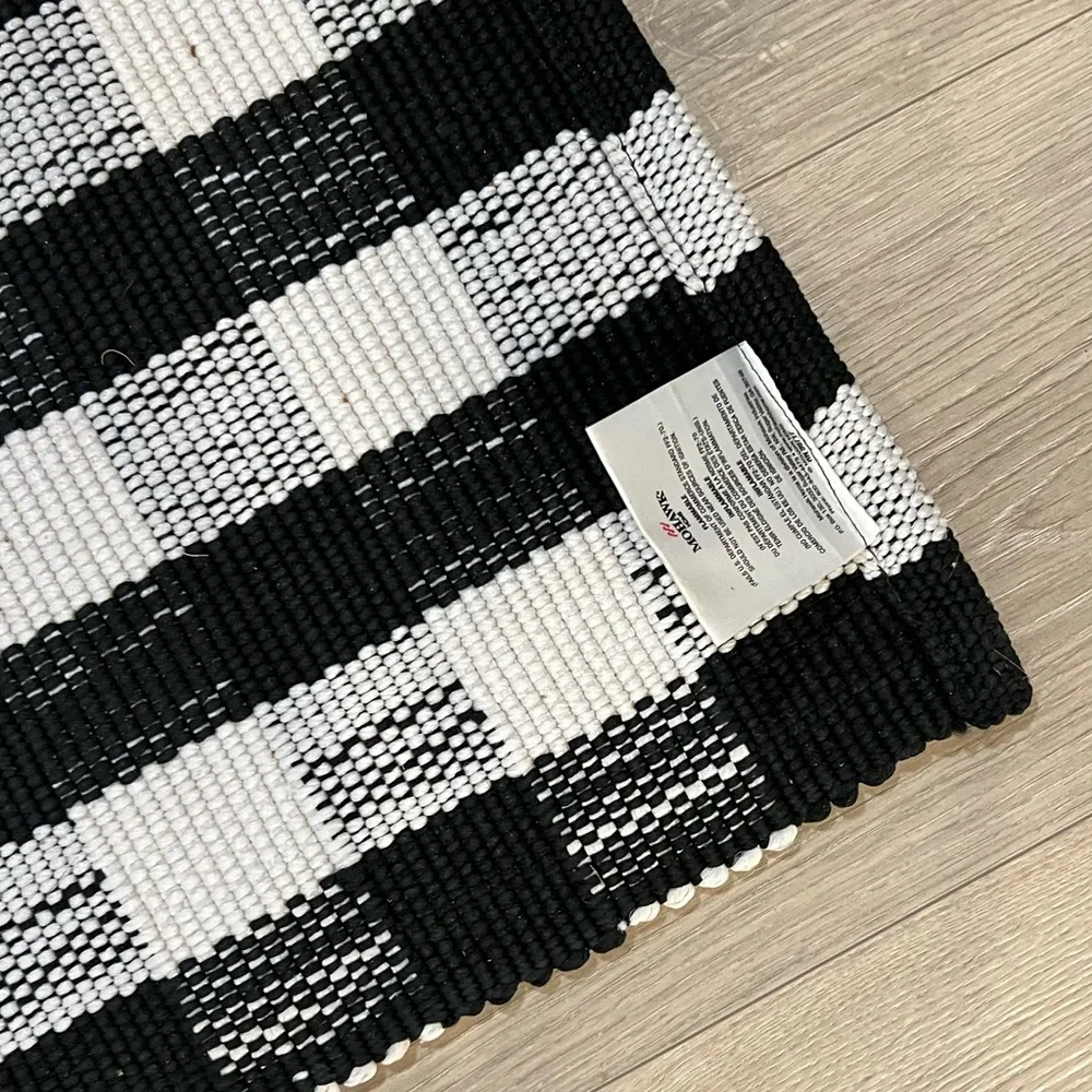 Like New Mohawk Indoor Outdoor Black & White Checkered 2’x3’ Rug